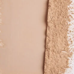 SIGMA BEAUTY | Soft Focus Setting Powder -Sturm Beauty Shop SFP03 Soft Focus Setting Powder Honey Swatch HighRes 1 jpg