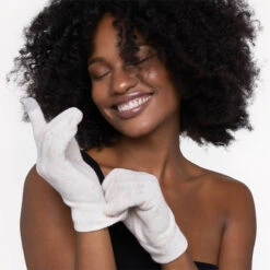 KITSCH | Moisturizing Spa Gloves -Sturm Beauty Shop e5e1089f57845d99c8d7f60c9e523cd3b75dfa5699c2e68c162f6410a25d3d84 jpeg